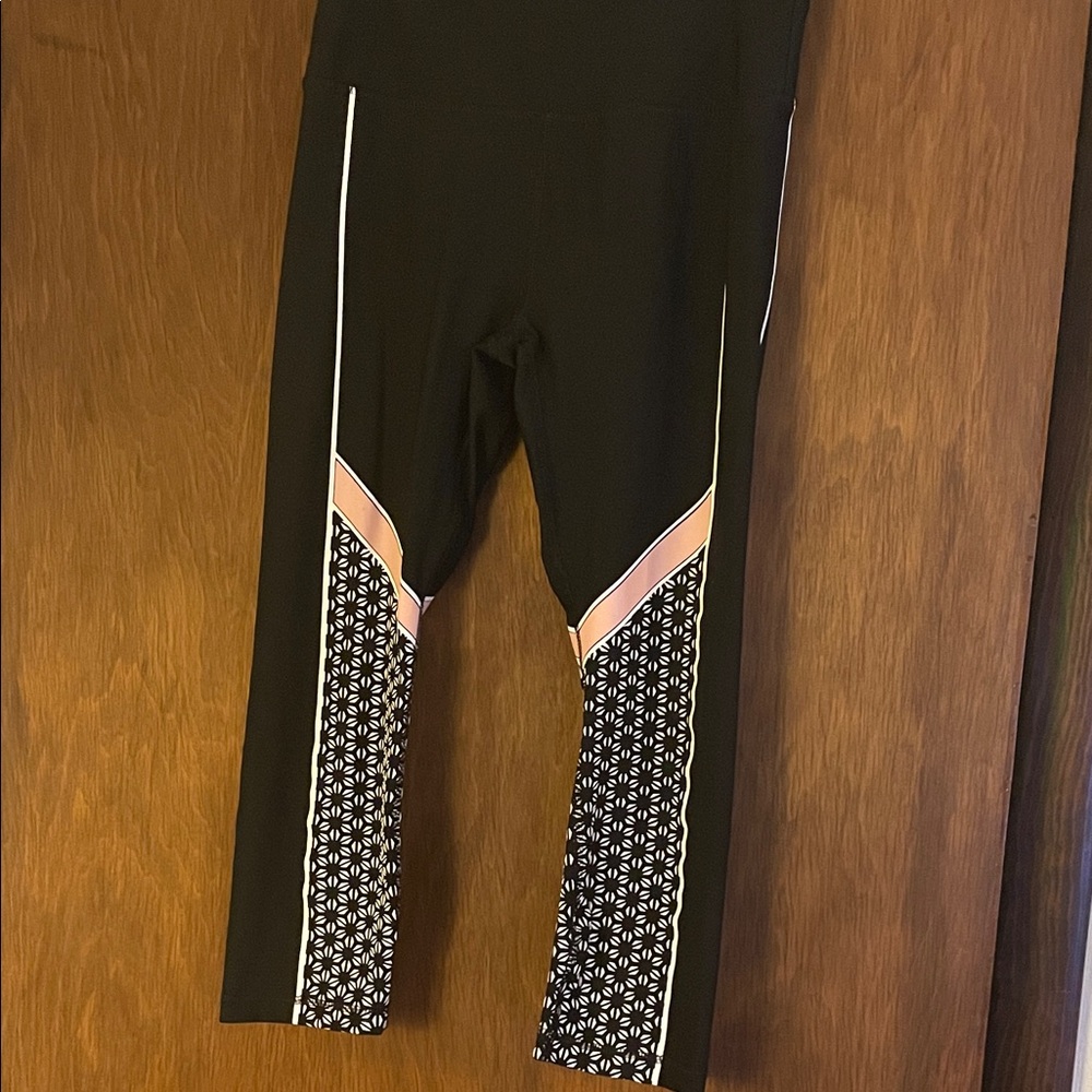 Black and Pink Patterned Leggings 🌸🖤 - Picture 3 of 12